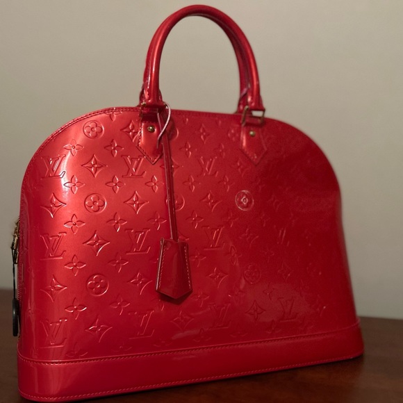 This is an authentic LOUIS VUITTON Vernis Alma GM XL in Pomme D'Amour. - Picture 1 of 3